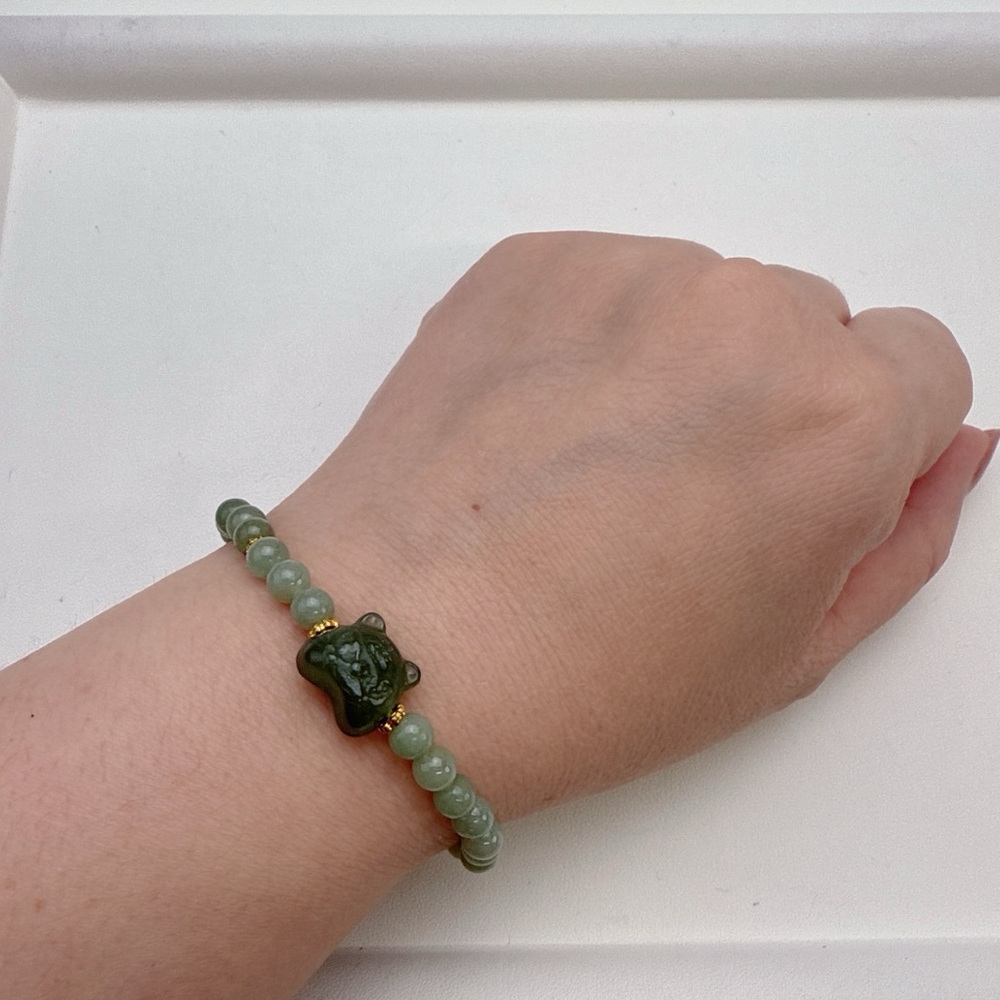 GB45 Handmade Jade Stretchable Bracelet with Carved Tiger Charm - Picture 2 of 6
